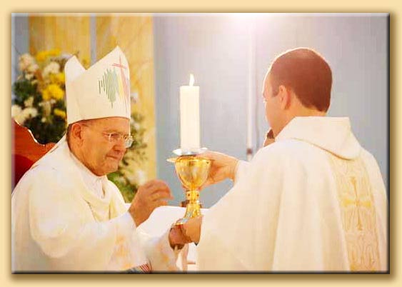 mons. lelis lara celebra la messa