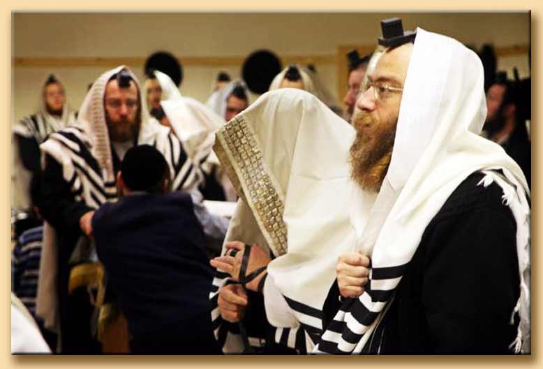 ebrei ortodossi in preghiera