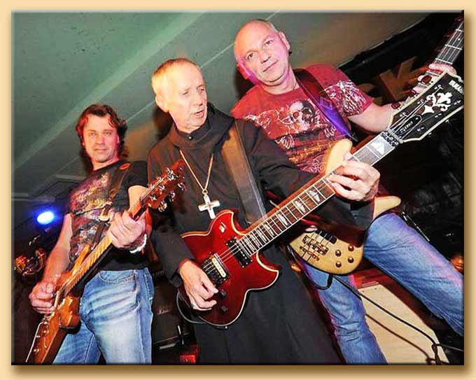 wolf notker suona la chitarra con i feedback